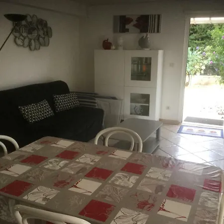 Rez De T2 Calme Proche Commodite Et Mer