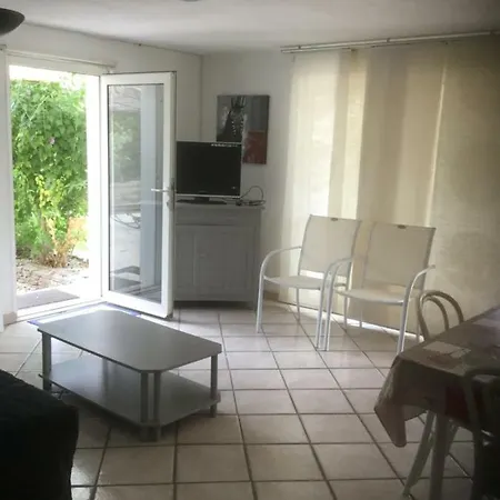 Rez De T2 Calme Proche Commodite Et Mer 아파트 *